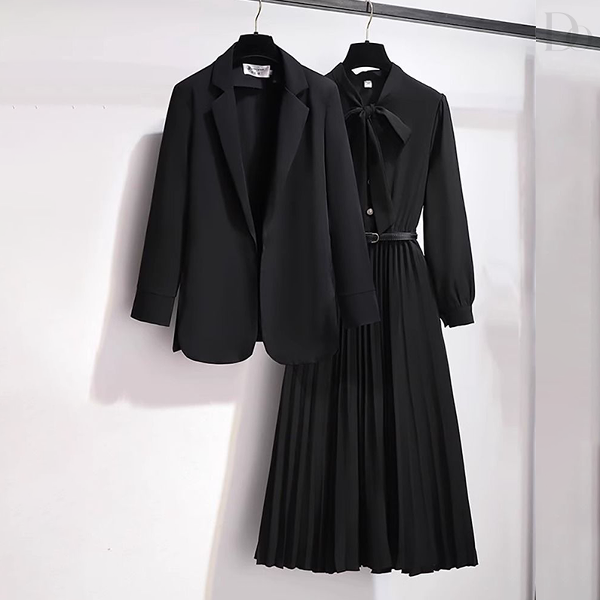 ブラック/ワンピース+ブラック/スーツジャケット